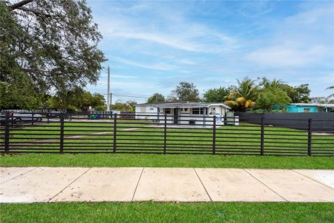House in Miami, Florida 4 bedrooms, 130.71 sq.m. № 1812395 - photo 2