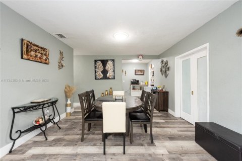 House in Miami, Florida 4 bedrooms, 130.71 sq.m. № 1812395 - photo 6