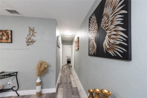 House in Miami, Florida 4 bedrooms, 130.71 sq.m. № 1812395 - photo 22