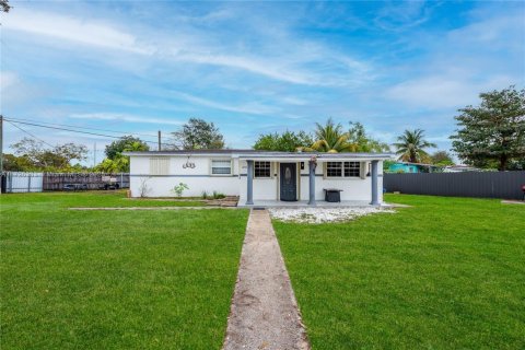 House in Miami, Florida 4 bedrooms, 130.71 sq.m. № 1812395 - photo 1