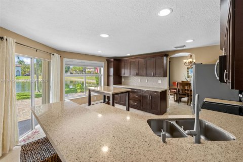 Casa en venta en Doral, Florida, 4 dormitorios, 232.07 m2 № 2041207 - foto 19