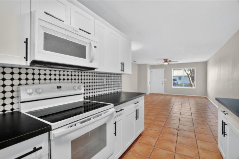 Condo in Tavares, Florida, 3 bedrooms  № 1881023 - photo 10