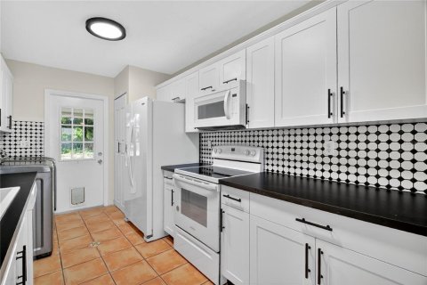 Condo in Tavares, Florida, 3 bedrooms  № 1881023 - photo 9