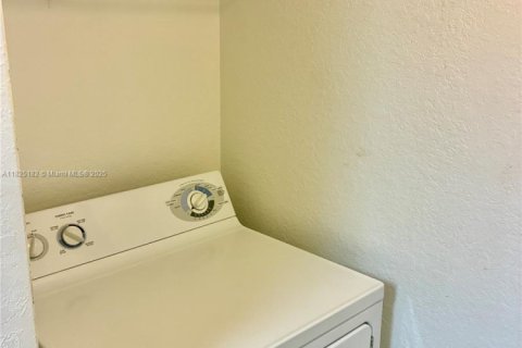 Condo in Fort Myers, Florida, 2 bedrooms  № 1794236 - photo 25