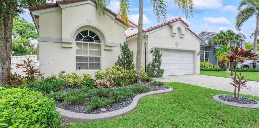 House in Pembroke Pines, Florida 3 bedrooms, 174.84 sq.m. № 1923193