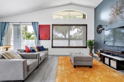 House in Pembroke Pines, Florida 3 bedrooms, 174.84 sq.m. № 1923193 - photo 7