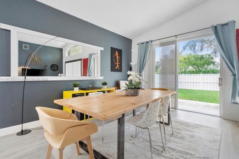 House in Pembroke Pines, Florida 3 bedrooms, 174.84 sq.m. № 1923193 - photo 26