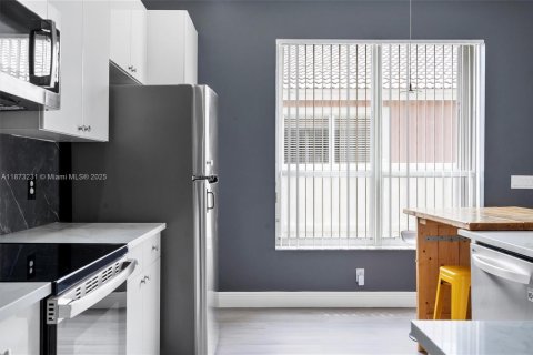 House in Pembroke Pines, Florida 3 bedrooms, 174.84 sq.m. № 1923193 - photo 17