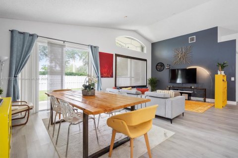 House in Pembroke Pines, Florida 3 bedrooms, 174.84 sq.m. № 1923193 - photo 25