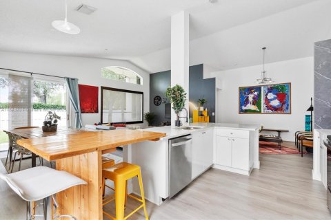 House in Pembroke Pines, Florida 3 bedrooms, 174.84 sq.m. № 1923193 - photo 23