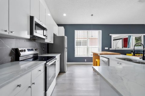 House in Pembroke Pines, Florida 3 bedrooms, 174.84 sq.m. № 1923193 - photo 16