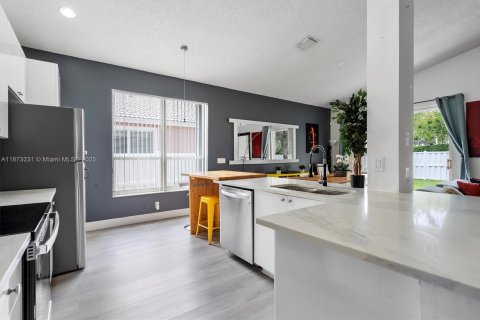 House in Pembroke Pines, Florida 3 bedrooms, 174.84 sq.m. № 1923193 - photo 18