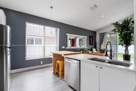 House in Pembroke Pines, Florida 3 bedrooms, 174.84 sq.m. № 1923193 - photo 19