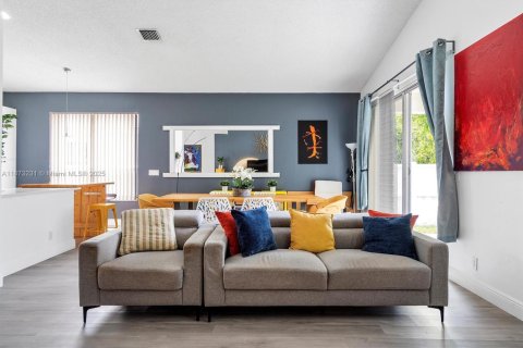 House in Pembroke Pines, Florida 3 bedrooms, 174.84 sq.m. № 1923193 - photo 13