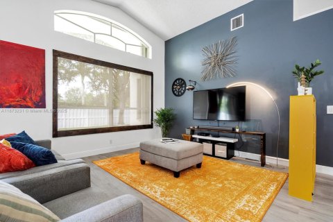 House in Pembroke Pines, Florida 3 bedrooms, 174.84 sq.m. № 1923193 - photo 8