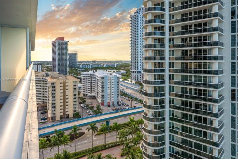 Купить кондоминиум в Халландейл-Бич, Флорида 2 спальни, 124.21м2, № 2012477 - фото 13