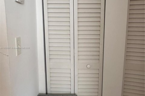 Снять в аренду кондоминиум в Халландейл-Бич, Флорида 1 спальня, 59.92м2, № 1957763 - фото 19