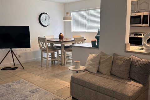 Снять в аренду кондоминиум в Халландейл-Бич, Флорида 1 спальня, 59.92м2, № 1957763 - фото 1