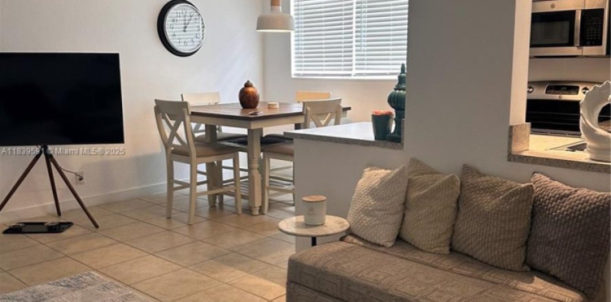 Кондоминиум с 1 спальней в Халландейл-Бич, Флорида № 1957763