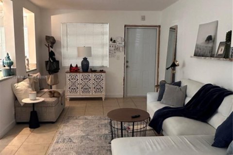 Снять в аренду кондоминиум в Халландейл-Бич, Флорида 1 спальня, 59.92м2, № 1957763 - фото 12