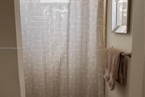 Снять в аренду кондоминиум в Халландейл-Бич, Флорида 1 спальня, 59.92м2, № 1957763 - фото 11