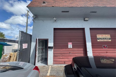 Commercial property in Miramar, Florida № 1930128 - photo 1