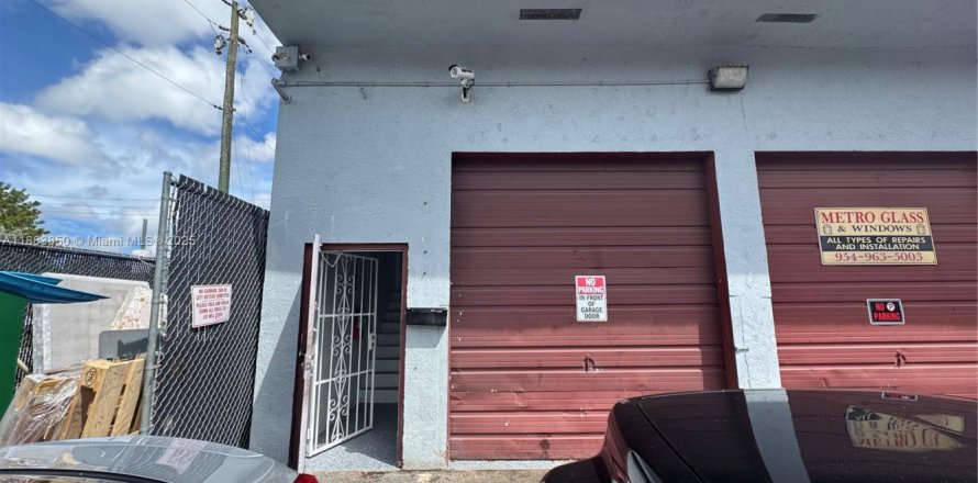 Commercial property in Miramar, Florida № 1930128