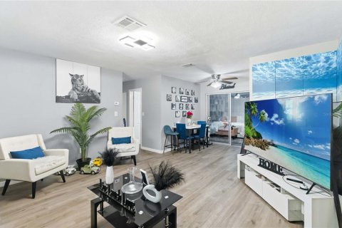 Villa ou maison à vendre à Deltona, Floride: 3 chambres, 141.95 m2 № 2389389 - photo 3