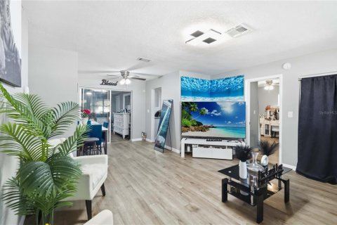 Villa ou maison à vendre à Deltona, Floride: 3 chambres, 141.95 m2 № 2389389 - photo 4