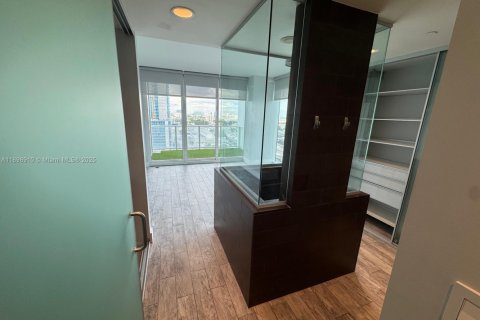Condo in Miami, Florida, 2 bedrooms  № 2060751 - photo 15