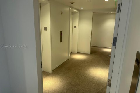 Condo in Miami, Florida, 2 bedrooms  № 2060751 - photo 5