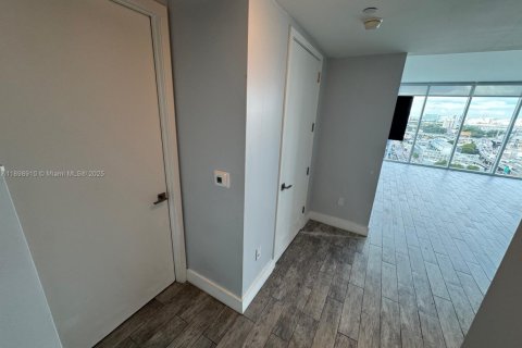 Condo in Miami, Florida, 2 bedrooms  № 2060751 - photo 7