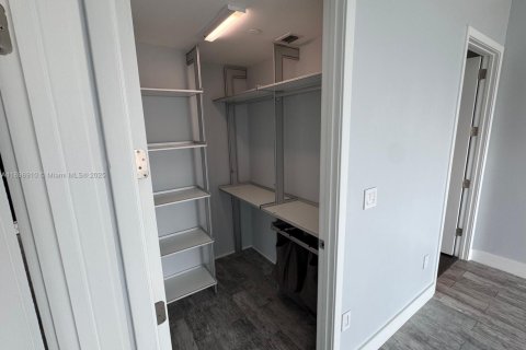 Condo in Miami, Florida, 2 bedrooms  № 2060751 - photo 24