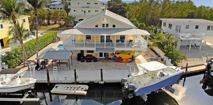 House in Key Largo, Florida 3 bedrooms, 243.87 sq.m. № 1867464