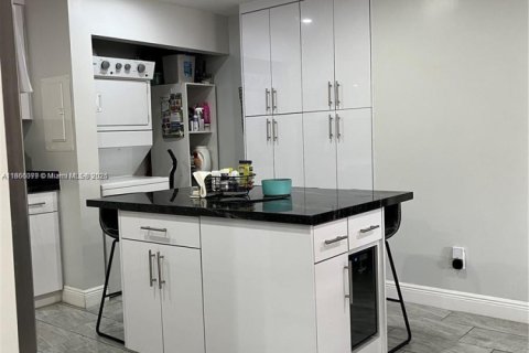 Condo in Sunrise, Florida, 3 bedrooms  № 1889065 - photo 4