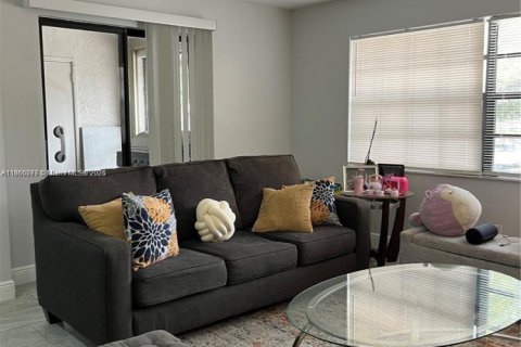 Condo in Sunrise, Florida, 3 bedrooms  № 1889065 - photo 6
