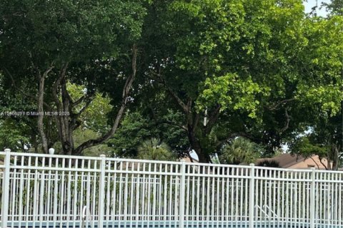 Condo in Sunrise, Florida, 3 bedrooms  № 1889065 - photo 19