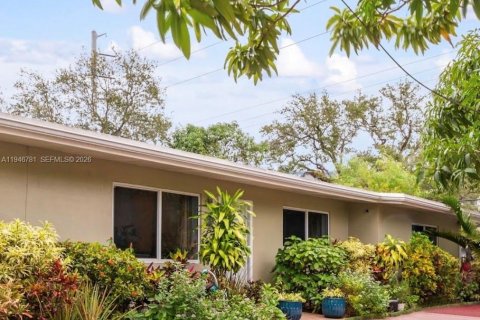 House in Miami, Florida 4 bedrooms, 181.72 sq.m. № 2007380 - photo 2