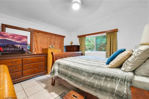 House in Miami, Florida 4 bedrooms, 181.72 sq.m. № 2007380 - photo 23