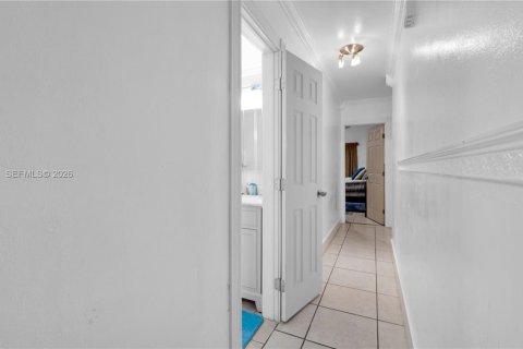 House in Miami, Florida 4 bedrooms, 181.72 sq.m. № 2007380 - photo 26