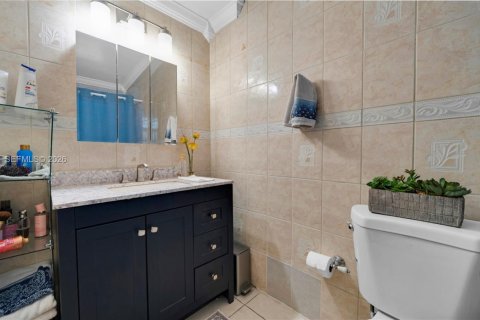 House in Miami, Florida 4 bedrooms, 181.72 sq.m. № 2007380 - photo 28