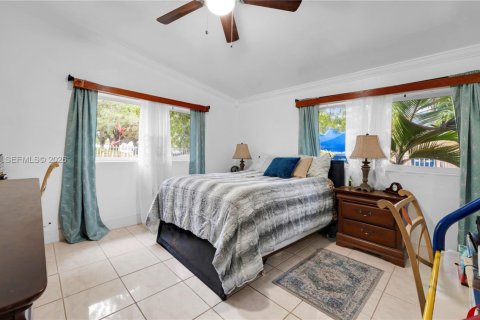 House in Miami, Florida 4 bedrooms, 181.72 sq.m. № 2007380 - photo 18