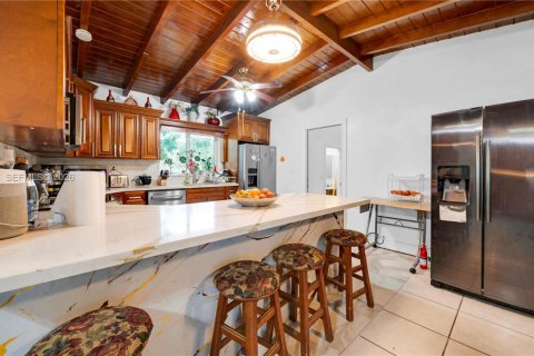 House in Miami, Florida 4 bedrooms, 181.72 sq.m. № 2007380 - photo 10