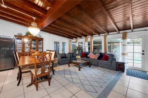 House in Miami, Florida 4 bedrooms, 181.72 sq.m. № 2007380 - photo 13