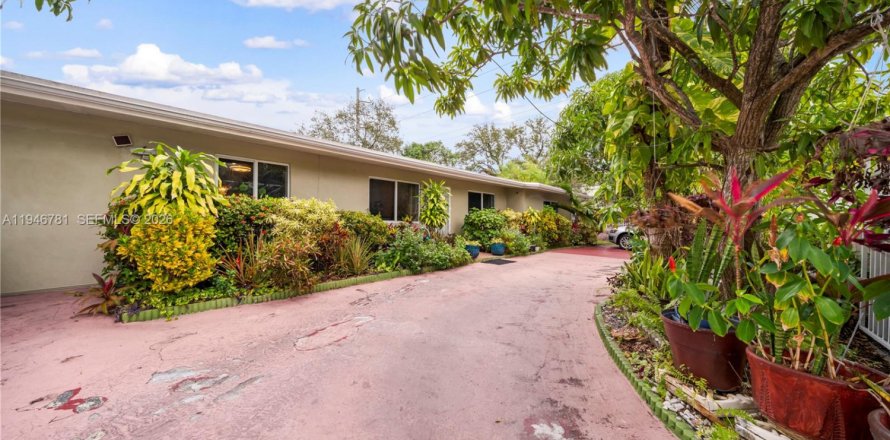 House in Miami, Florida 4 bedrooms, 181.72 sq.m. № 2007380