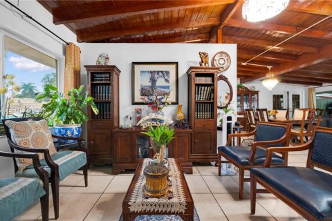 House in Miami, Florida 4 bedrooms, 181.72 sq.m. № 2007380 - photo 3