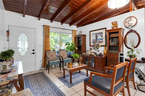 House in Miami, Florida 4 bedrooms, 181.72 sq.m. № 2007380 - photo 4