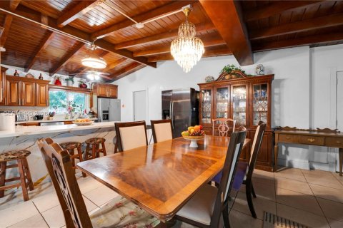 House in Miami, Florida 4 bedrooms, 181.72 sq.m. № 2007380 - photo 11