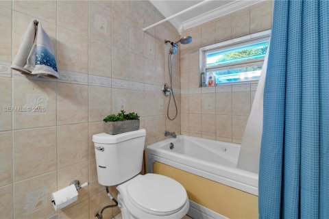 House in Miami, Florida 4 bedrooms, 181.72 sq.m. № 2007380 - photo 25