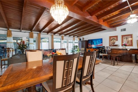 House in Miami, Florida 4 bedrooms, 181.72 sq.m. № 2007380 - photo 14